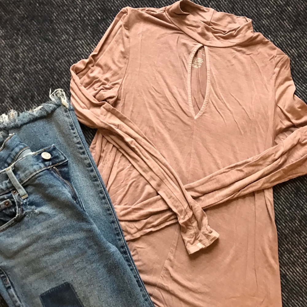 Mock-Neck Key Hole